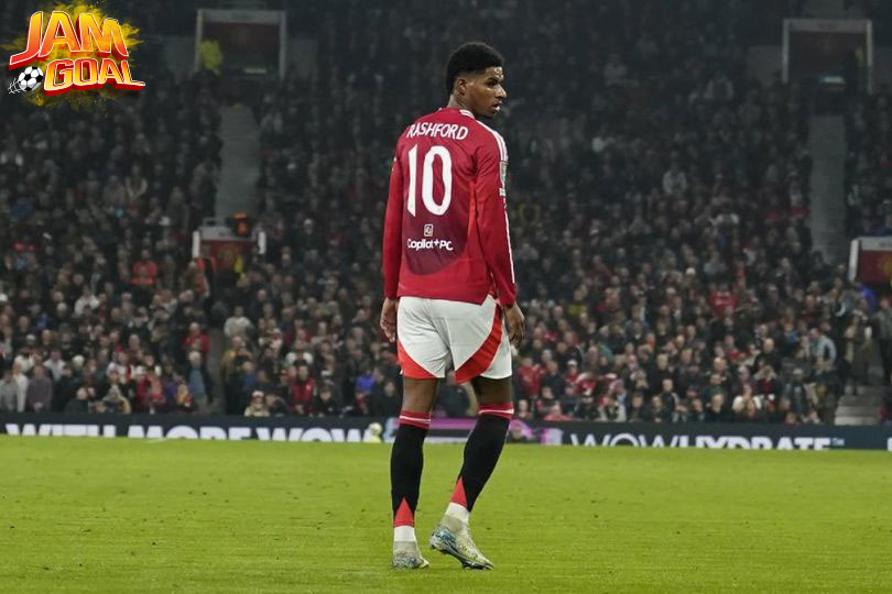 Manchester United, salah satu klub terbesar dan paling bersejarah di Inggris, memiliki sejarah panjang dalam mengandalkan pemain bernomor punggung 10 sebagai simbol kreativitas, kemampuan menyerang, dan kepribadian di lapangan.