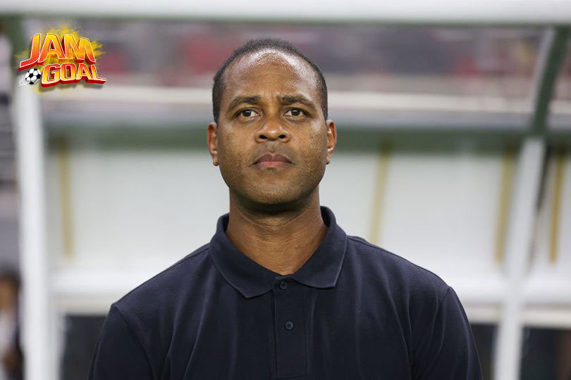 Patrick Kluivert dan Hervé Renard adalah dua tokoh sepak bola yang sama-sama menorehkan jejak penting di dunia kepelatihan, namun perbedaan mereka dalam hal pencapaian dan pengalaman menunjukkan bak bumi dan langit.