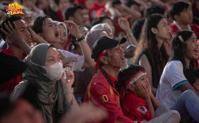Doa dan Tahajud Warnai Dukungan Fans Jelang Indonesia vs Arab Saudi